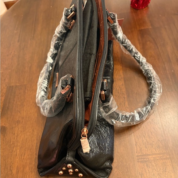 Elegant Black Handbag - Picture 9 of 16